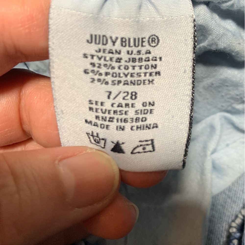 Judy Blue skinny fit Distressed Blue Jeans. Size 7/28. - Picture 4 of 11